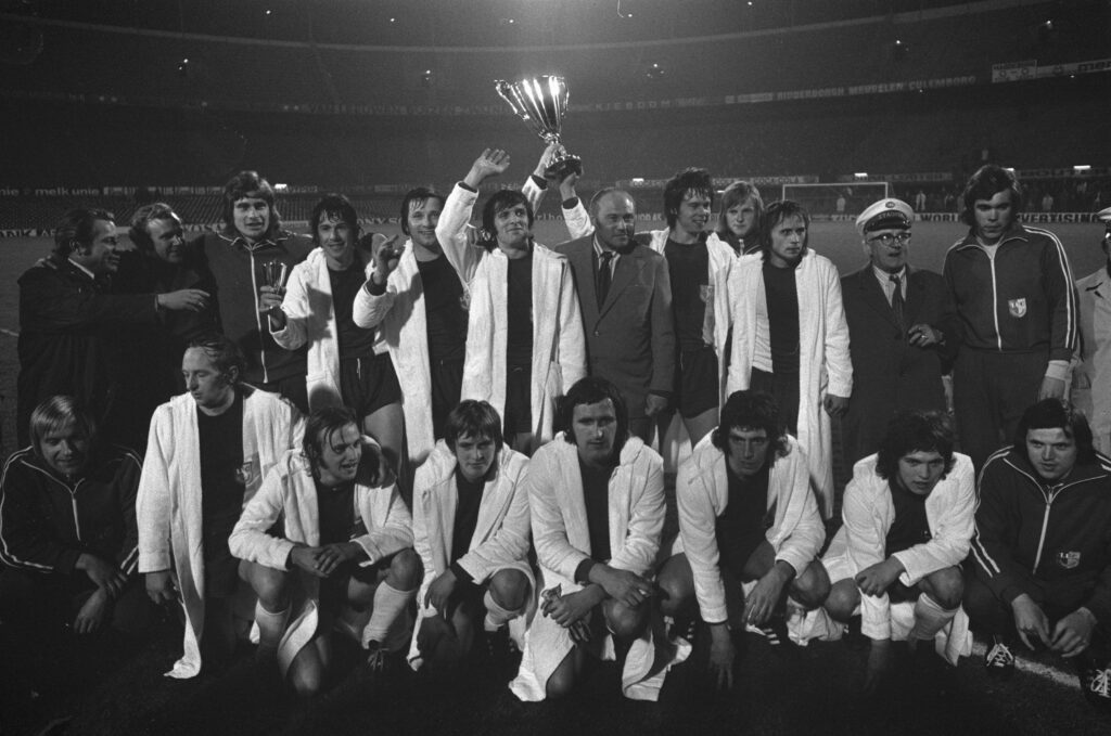 Spieler des 1. FC Magdeburg mit dem Europapokal der Pokalsieger nach dem Finalsieg 1974