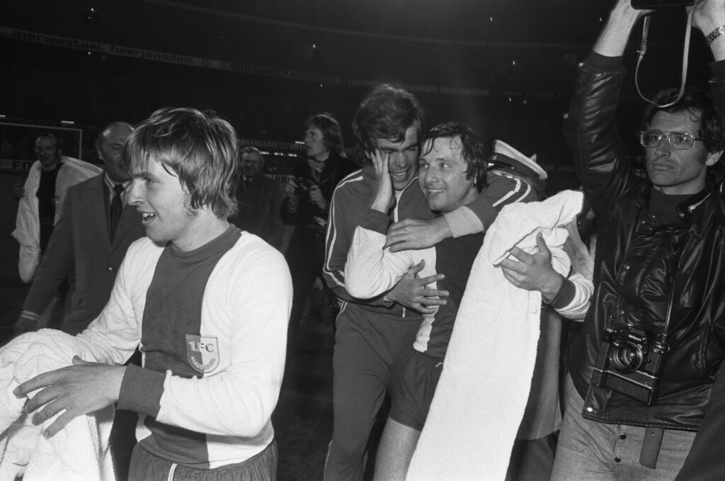Trainer Heinz Krügel mit Spielern des 1. FC Magdeburg nach dem Europapokalfinale 1974