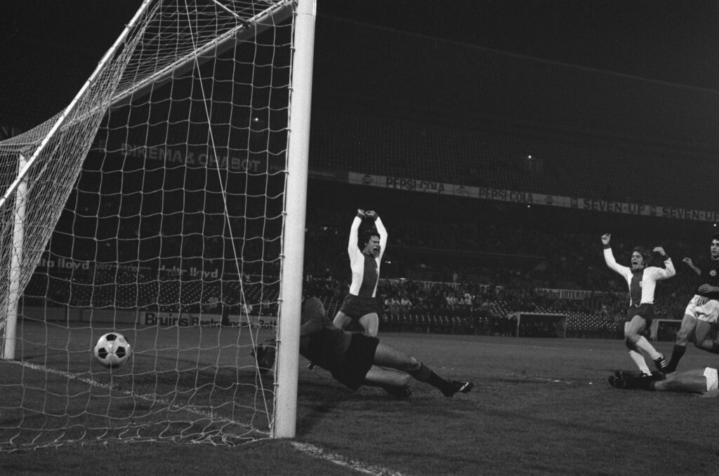 Spielszene und jubelnde Magdeburger beim ersten Tor im Europapokalfinale 1974 gegen den AC Mailand