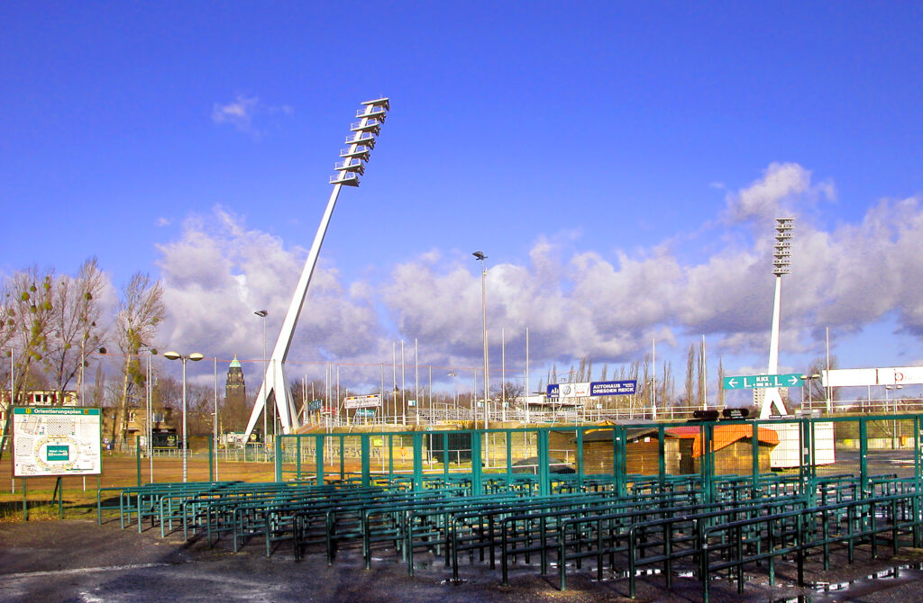 Die alten Flutlichtgiraffen des Rudolf-Harbig-Stadions in Dresden