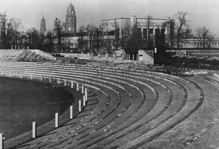 Bauarbeiten an der Dresdner Ilgen-Kampfbahn im März 1951
