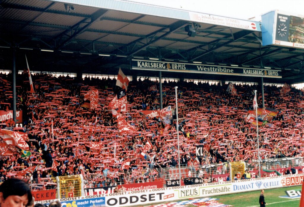 Gefüllte Westkurve des Fritz-Walter-Stadions vor dem Spiel gegen Eintracht Frankfurt am 15. April 2000.