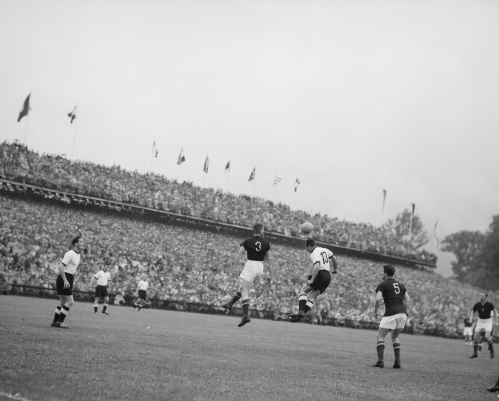 Spielszene aus dem WM-Finale 1954 mit Fritz und Ottmar Walter im Wankdorfstadion in Bern.